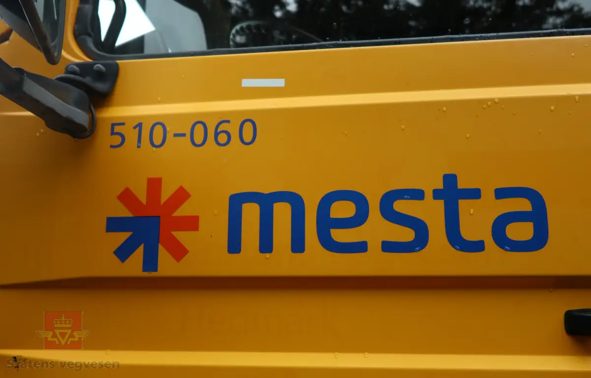 Scania R143HL tre-akslet lastebil, bygd med utstyr for salting og brøyting. Motoren er en dieseledrevet forbrenningsmotor med et slagvolum på 14000 cm3 og en ytelse på 309 KW (420 HK). Bilen er i hovedsak gul. Dekkdimensjon oppgitt i motorvognregisteret på aksel 1 er 315/80R X 22,5. og aksel 2 er 295/80R X 22,5 X 2 X 2. Antall seter er to. Merking fra bruker og produsenter.