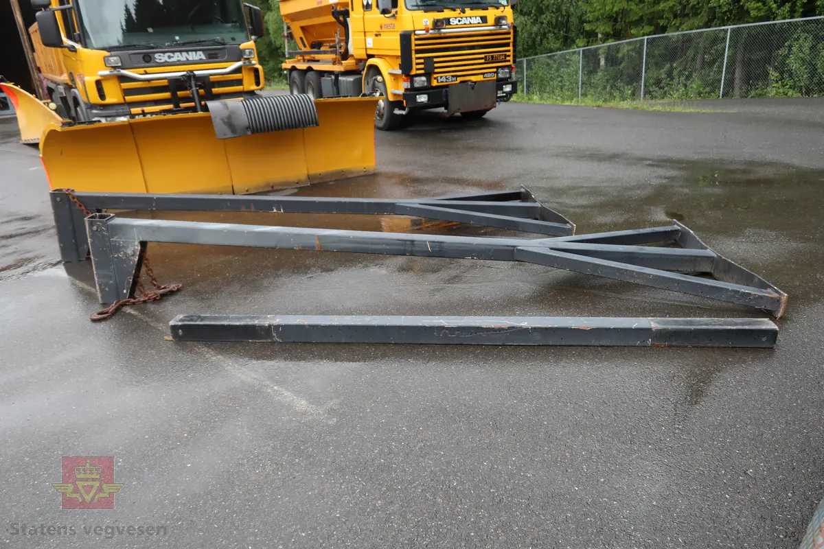 Scania R143HL tre-akslet lastebil, bygd med utstyr for salting og brøyting. Motoren er en dieseledrevet forbrenningsmotor med et slagvolum på 14000 cm3 og en ytelse på 309 KW (420 HK). Bilen er i hovedsak gul. Dekkdimensjon oppgitt i motorvognregisteret på aksel 1 er 315/80R X 22,5. og aksel 2 er 295/80R X 22,5 X 2 X 2. Antall seter er to. Merking fra bruker og produsenter.