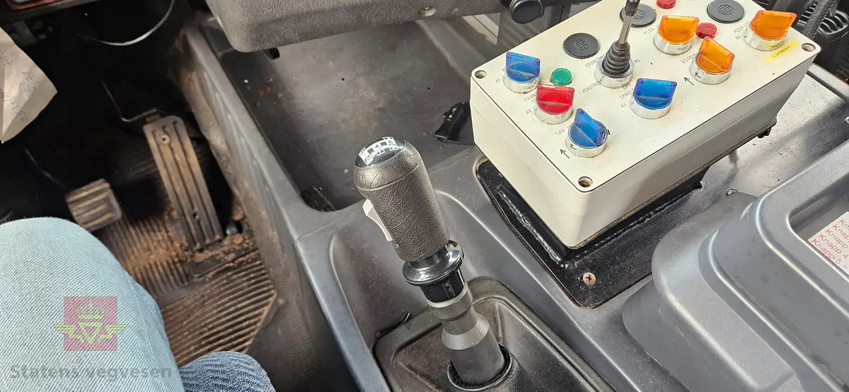 Scania R143HL tre-akslet lastebil, bygd med utstyr for salting og brøyting. Motoren er en dieseledrevet forbrenningsmotor med et slagvolum på 14000 cm3 og en ytelse på 309 KW (420 HK). Bilen er i hovedsak gul. Dekkdimensjon oppgitt i motorvognregisteret på aksel 1 er 315/80R X 22,5. og aksel 2 er 295/80R X 22,5 X 2 X 2. Antall seter er to. Merking fra bruker og produsenter.