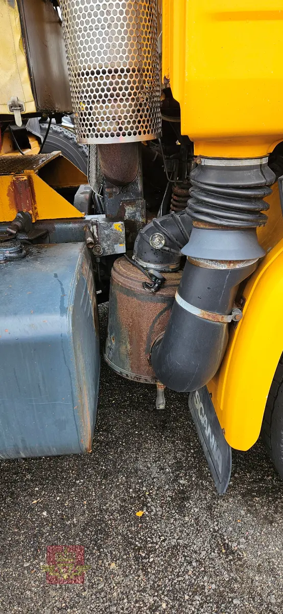 Scania R143HL tre-akslet lastebil, bygd med utstyr for salting og brøyting. Motoren er en dieseledrevet forbrenningsmotor med et slagvolum på 14000 cm3 og en ytelse på 309 KW (420 HK). Bilen er i hovedsak gul. Dekkdimensjon oppgitt i motorvognregisteret på aksel 1 er 315/80R X 22,5. og aksel 2 er 295/80R X 22,5 X 2 X 2. Antall seter er to. Merking fra bruker og produsenter.
