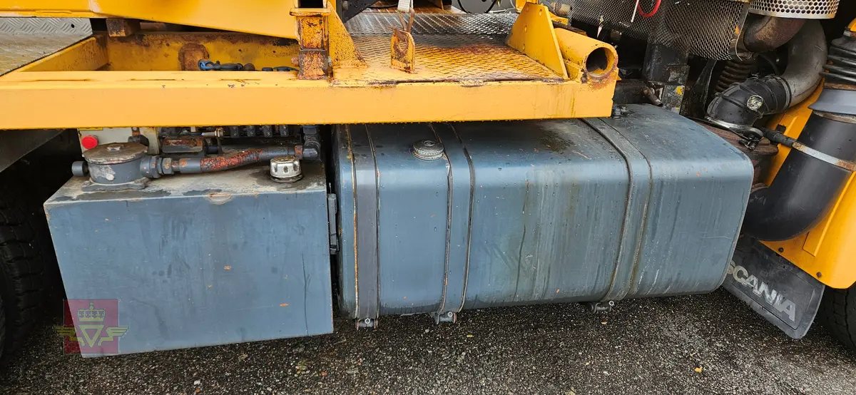 Scania R143HL tre-akslet lastebil, bygd med utstyr for salting og brøyting. Motoren er en dieseledrevet forbrenningsmotor med et slagvolum på 14000 cm3 og en ytelse på 309 KW (420 HK). Bilen er i hovedsak gul. Dekkdimensjon oppgitt i motorvognregisteret på aksel 1 er 315/80R X 22,5. og aksel 2 er 295/80R X 22,5 X 2 X 2. Antall seter er to. Merking fra bruker og produsenter.