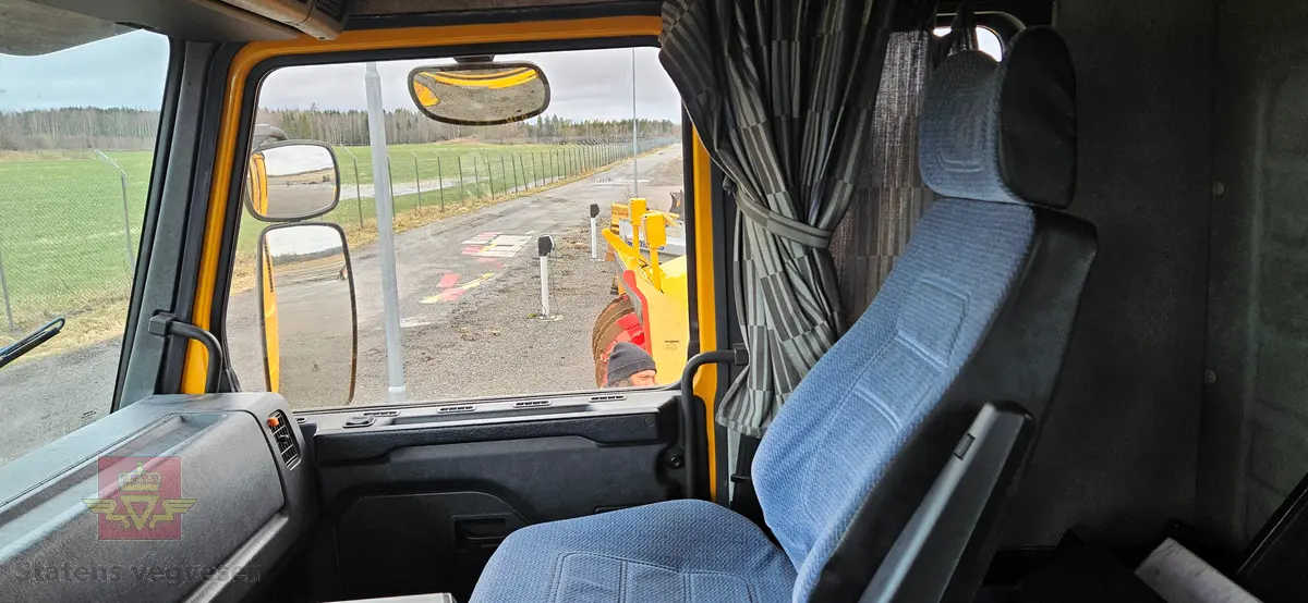 Scania R143HL tre-akslet lastebil, bygd med utstyr for salting og brøyting. Motoren er en dieseledrevet forbrenningsmotor med et slagvolum på 14000 cm3 og en ytelse på 309 KW (420 HK). Bilen er i hovedsak gul. Dekkdimensjon oppgitt i motorvognregisteret på aksel 1 er 315/80R X 22,5. og aksel 2 er 295/80R X 22,5 X 2 X 2. Antall seter er to. Merking fra bruker og produsenter.