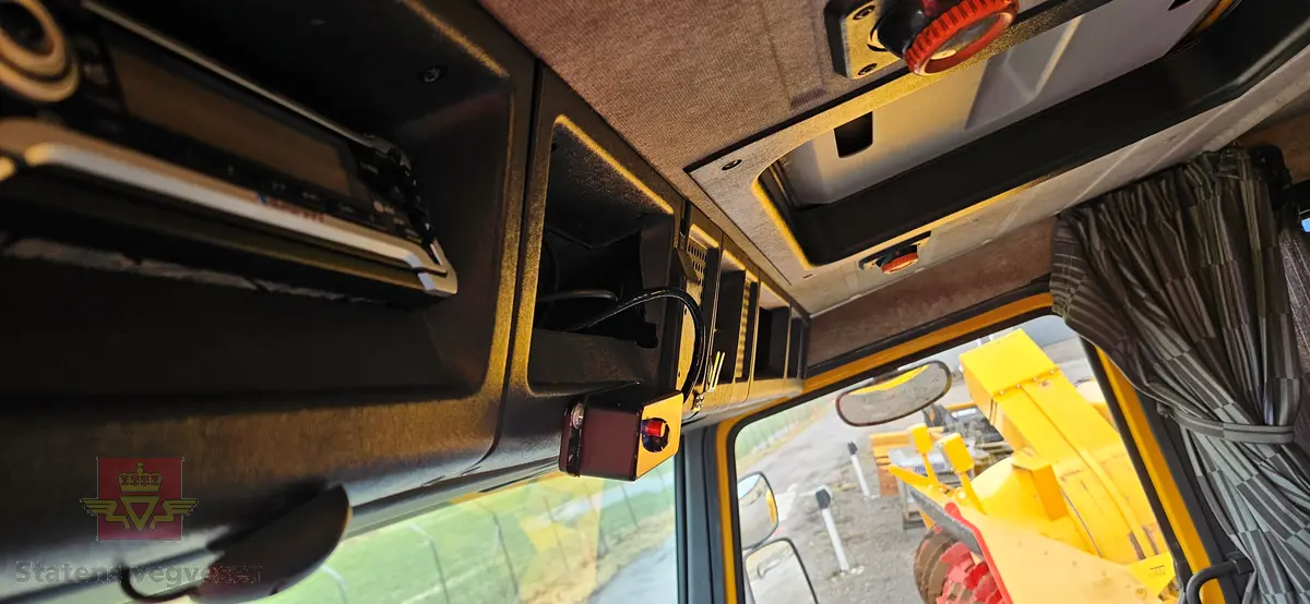 Scania R143HL tre-akslet lastebil, bygd med utstyr for salting og brøyting. Motoren er en dieseledrevet forbrenningsmotor med et slagvolum på 14000 cm3 og en ytelse på 309 KW (420 HK). Bilen er i hovedsak gul. Dekkdimensjon oppgitt i motorvognregisteret på aksel 1 er 315/80R X 22,5. og aksel 2 er 295/80R X 22,5 X 2 X 2. Antall seter er to. Merking fra bruker og produsenter.