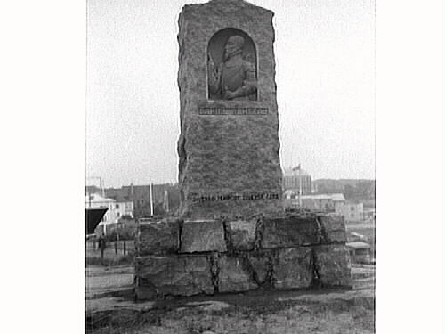 Rantzaumonumentets avtäckning. Stenen invigdes av prins Carl den 26 juni 1938 till minne över danske fältherren Daniel Rantzau som stupade här 1569, men också för att stenen "i alla tider kunna bära vittnesbörd om att fred råder och alltid skall råda mellan Danmarks och Sveriges folk." som prinsen sa i i sitt invigningstal. Närvarande var prins Harald av Danmark liksom högre svenska och danska militärer. 

Stenen är omkring tre meter hög och en meter bred. Själva reliefen med Ranzaus bild är ca en halv meter hög och placerad så att han ser mot Varbergs fästning. Den latinska inskriptionen nedtill betyder "Skilda öden vid skilda tider" (Diverso tempore diversa fata). 

På grund av det strategiska läget vid Varbergs fästning har klippan flera gånger under historien använts för att ställa upp artilleripjäser vid belägringar av slottet. Under 1800-talet kallades platsen för "Daniels klippa" och 1861 lät Leonhard Fredrik Rääf där hugga in ett kors och namnet Daniel Rantzow (alternativ stavning); nu vid monumentets fot. Redan 1913 kom idén upp att resa en monument över Rantzau men föll i träda tills byggmästare A. Tell i Kungsbacka återupptog saken. En insamling skedde 1936 i Danmark och Varbergs stad ordnade med platsen. Vid invigningen uttryckte Varbergs stadsfullmäktiges ordförande, riksdagsman Sven Larsson, att staden med stor glädje emottog minnesstenen och lovade att vårda den väl.