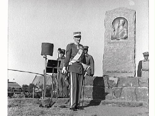 Prins Carl inviger monumentet över danske fältherren Daniel Rantzau den 26 juni 1938. Prinsen står vid minnesstenen med några militärer i bakgrunden. På plats fanns också prins Harald av Danmark. Utöver att vara till åminnelse av Ranzau, som stupade på denna klippa i striden om Varbergs fästning den 11 november 1569, var tanken också denna som prins Carl uttryckte vid avtäckningen: "Men måtte också vår gemensamma minnessten i alla tider kunna bära vittnesbörd om att fred råder och alltid skall råda mellan Danmarks och Sveriges folk."