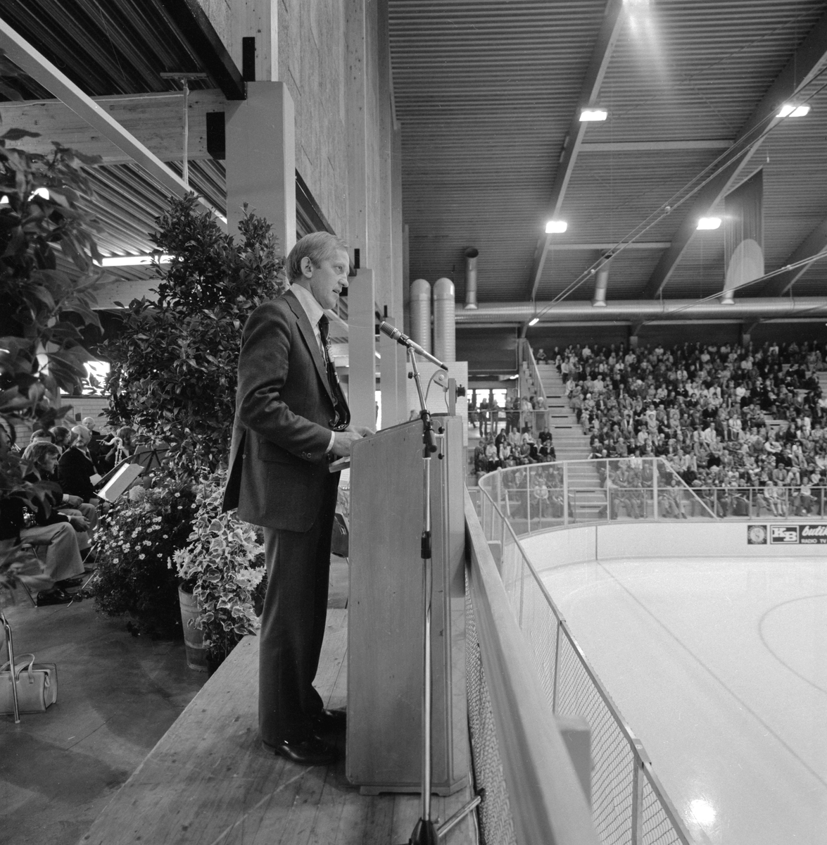 Ett historiskt ögonblick för Linköpingsidrotten. Kommunalråd Göthe Anderson öppningstalar vid invigningen av Stångebrohallen den 21 september 1975.