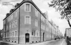 Ett år 1919 postgånget vykort som visar det då relativt nyligen uppförda Borgarhemmet utmed Apotekaregatan i Linköping. Hemmet som stått klart 1913 var initierat av stadens fabriks- och hantverksförening och erbjöd bostäder för föreningens äldre medlemmar och för bortgångna medlemmars familjer. I fastighetens hörn mot Trädgårdsgatan drevs en tid Café Bellevue med matsalar.