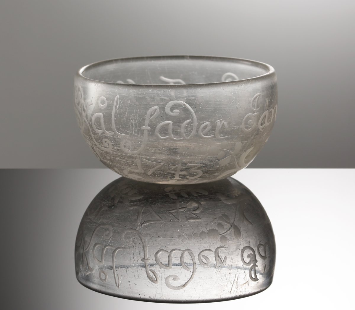 Tumlare.
Se Heribert Seitz "Glaset förr och nu", sid. 115, pl. 86.
Graverad.
Text: "Skål fader Jäns Örsson. Tack kiera wennor. 1743". Se även "Signering, märkning" ovan.
Ofärgat klarglas.
Inskrivet i huvudkatalogen 1937.