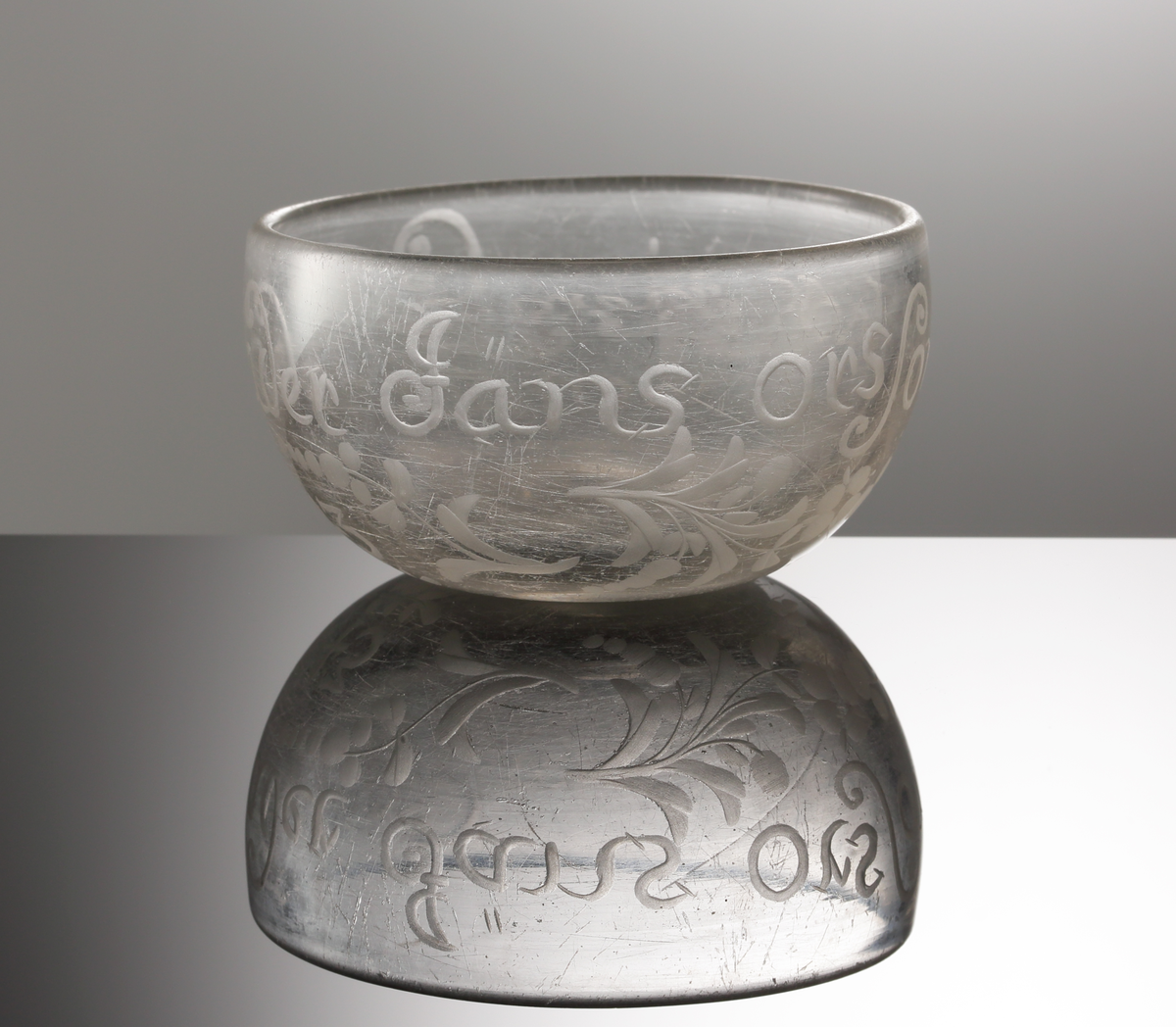 Tumlare.
Se Heribert Seitz "Glaset förr och nu", sid. 115, pl. 86.
Graverad.
Text: "Skål fader Jäns Örsson. Tack kiera wennor. 1743". Se även "Signering, märkning" ovan.
Ofärgat klarglas.
Inskrivet i huvudkatalogen 1937.