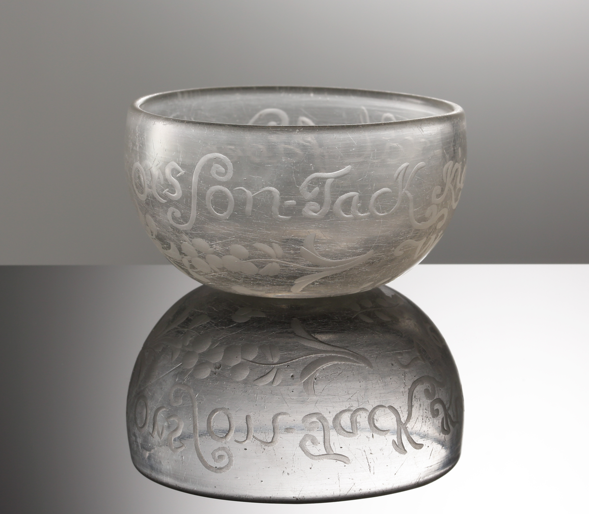 Tumlare.
Se Heribert Seitz "Glaset förr och nu", sid. 115, pl. 86.
Graverad.
Text: "Skål fader Jäns Örsson. Tack kiera wennor. 1743". Se även "Signering, märkning" ovan.
Ofärgat klarglas.
Inskrivet i huvudkatalogen 1937.
