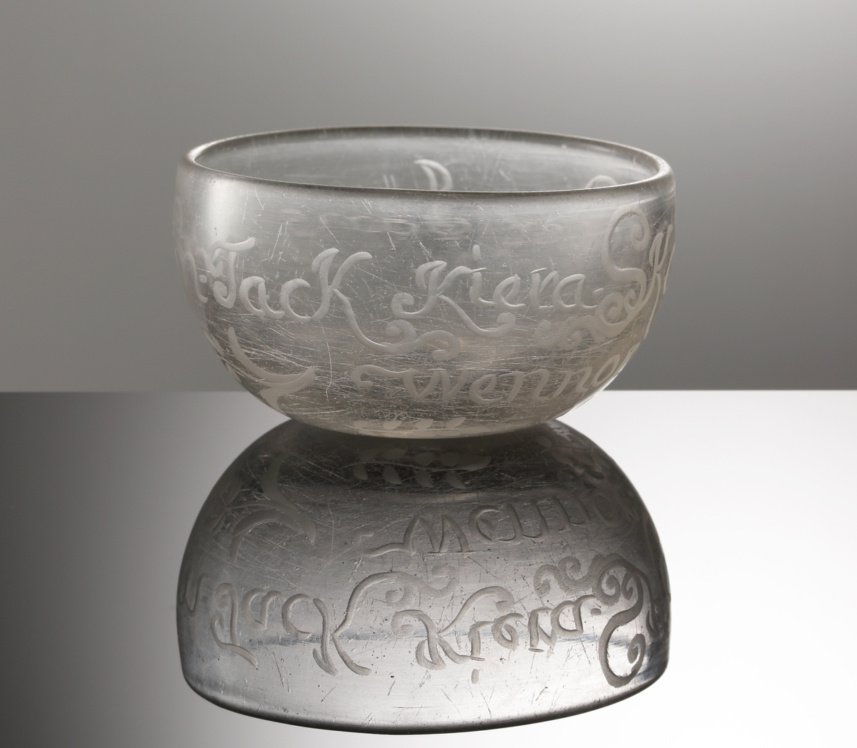 Tumlare.
Se Heribert Seitz "Glaset förr och nu", sid. 115, pl. 86.
Graverad.
Text: "Skål fader Jäns Örsson. Tack kiera wennor. 1743". Se även "Signering, märkning" ovan.
Ofärgat klarglas.
Inskrivet i huvudkatalogen 1937.