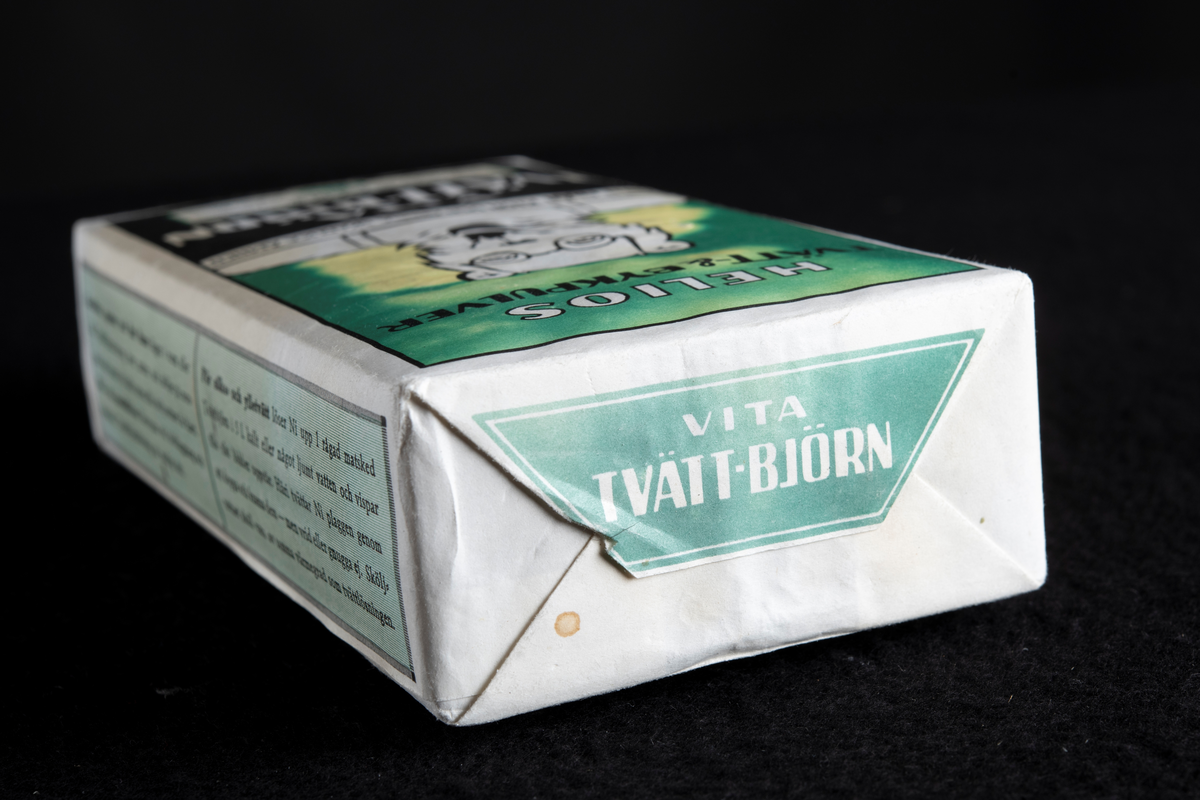 Emballage av vit papp med grönt och svart tryck.
Lådan har ursprungligen innehållit tvätt- och bykpulver.