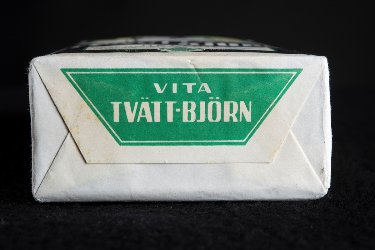 Emballage av vit papp med grönt och svart tryck.
Lådan har ursprungligen innehållit tvätt- och bykpulver.