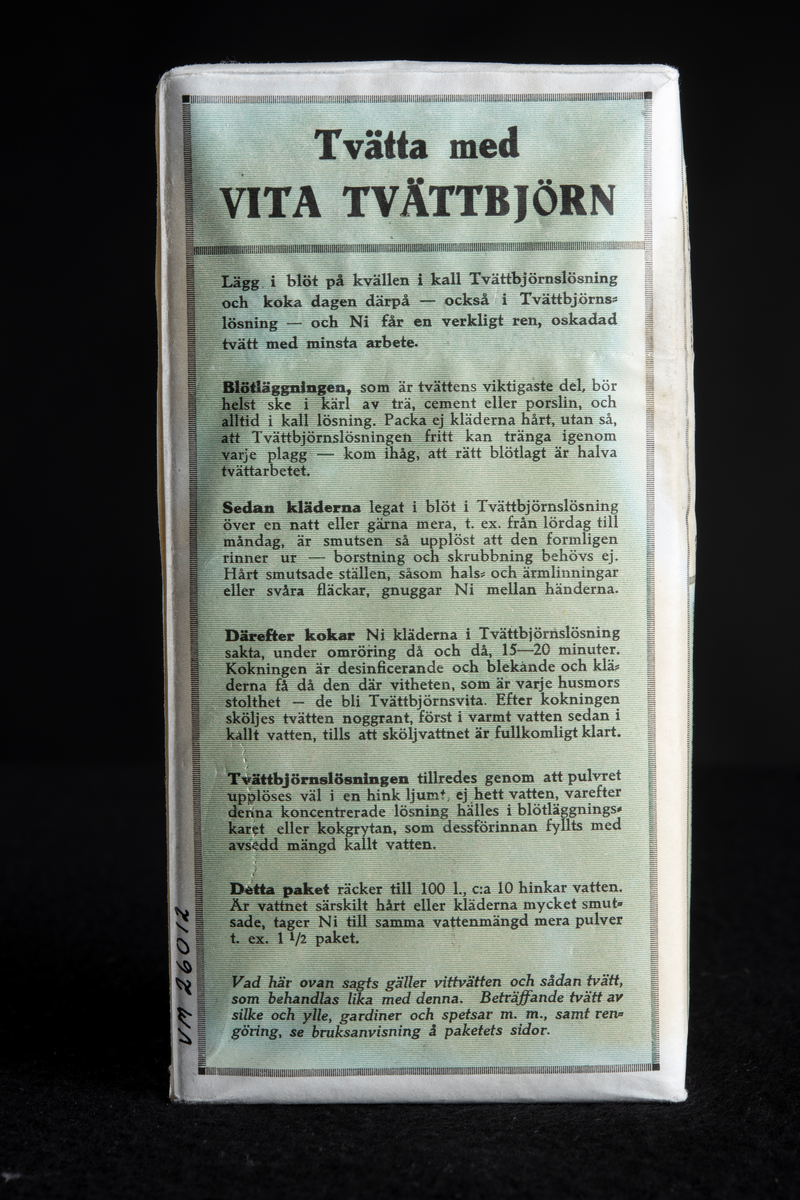 Emballage av vit papp med grönt och svart tryck.
Lådan har ursprungligen innehållit tvätt- och bykpulver.