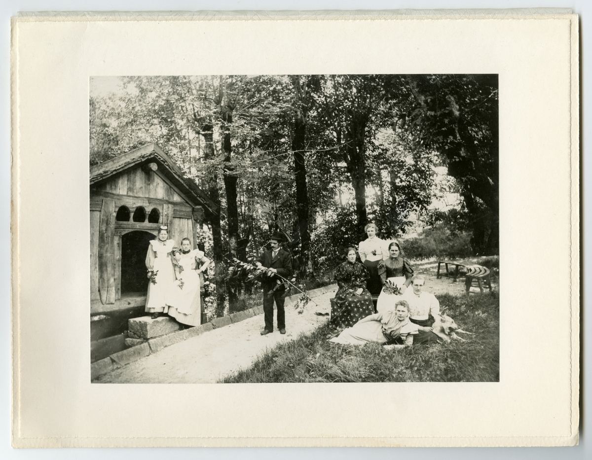 Tjenestefolk og gartner ved Ulefos Hovedgaard poserer i parken foran stabur

Fra venstre:

Lina Hansen (1874 - ), Anne Traaen (1875 - 1952), gartner Carl Frans Christensen/Stenhaug (1860 - ), Caroline Roberg (1864 - ), Inger Hansen (12.05.1855 - ), Martha Mathisen (Skien, besøøkende), Christine Pettersen (1869 - ), Anna Mahisen (Skien, besøkende)
