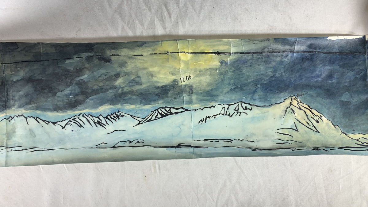 Akvarell på papir som viser en 360-graders utsikt fra Ny-Ålesund, Svalbard. Maleriet er signert "Jack" og datert vinteren 1991. Detaljene i verket inkluderer landskapslinjer med fjellkjeder som strekker seg rundt horisonten, med dynamisk lys og fargebruk som fanger atmosfæren og værforholdene i polarnatten. Noteringer som "For the mess panoramic view off the kings bay Spitsbergen" er synlige på maleriet, hvilket indikerer at verket er laget for et messa i Ny-Ålesund. Det er håndskrevne retninger og tidsindikasjoner, som viser et presist geografisk kart av utsikten fra ulike tider på døgnet.