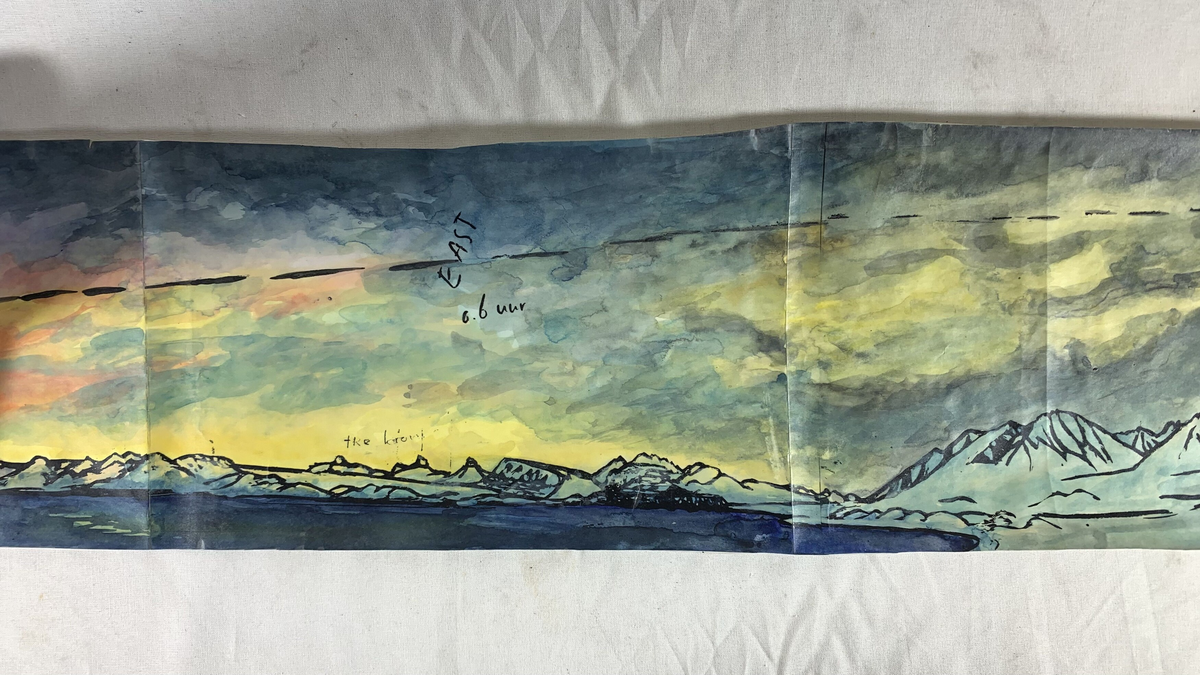 Akvarell på papir som viser en 360-graders utsikt fra Ny-Ålesund, Svalbard. Maleriet er signert "Jack" og datert vinteren 1991. Detaljene i verket inkluderer landskapslinjer med fjellkjeder som strekker seg rundt horisonten, med dynamisk lys og fargebruk som fanger atmosfæren og værforholdene i polarnatten. Noteringer som "For the mess panoramic view off the kings bay Spitsbergen" er synlige på maleriet, hvilket indikerer at verket er laget for et messa i Ny-Ålesund. Det er håndskrevne retninger og tidsindikasjoner, som viser et presist geografisk kart av utsikten fra ulike tider på døgnet.
