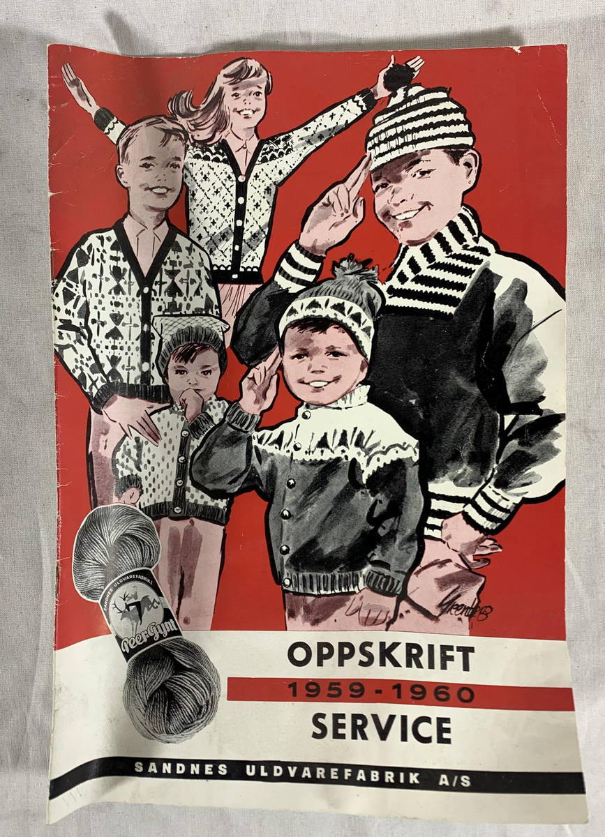 Fem strikkeoppskrifter og bestillingskatalog. Disse inkluderer mønstre fra Sandnes Uldvarefabrik A/S, med titler som "Strikk Ess" og modeller som "Marius" og "Peer Gynt Garn." Hefte nr. 318, 271, og 328 er nevnt, og det ser ut som de dekker ulike strikkeprosjekter, inkludert strikk for barn og voksne. 
