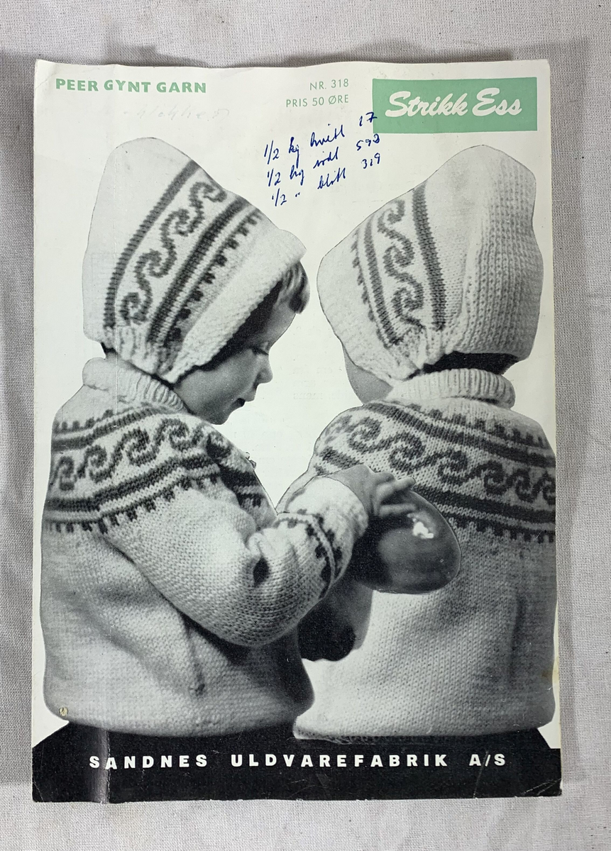 Fem strikkeoppskrifter og bestillingskatalog. Disse inkluderer mønstre fra Sandnes Uldvarefabrik A/S, med titler som "Strikk Ess" og modeller som "Marius" og "Peer Gynt Garn." Hefte nr. 318, 271, og 328 er nevnt, og det ser ut som de dekker ulike strikkeprosjekter, inkludert strikk for barn og voksne. 
