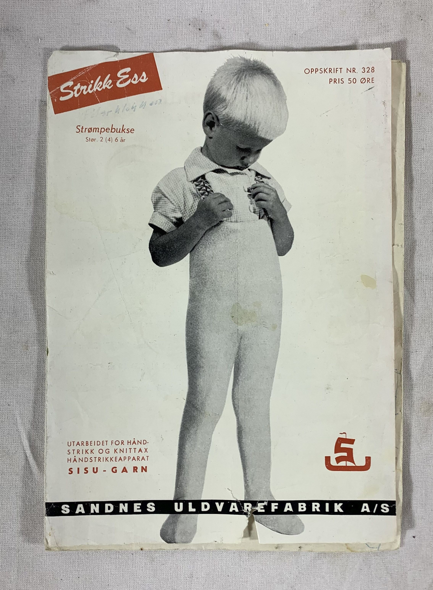 Fem strikkeoppskrifter og bestillingskatalog. Disse inkluderer mønstre fra Sandnes Uldvarefabrik A/S, med titler som "Strikk Ess" og modeller som "Marius" og "Peer Gynt Garn." Hefte nr. 318, 271, og 328 er nevnt, og det ser ut som de dekker ulike strikkeprosjekter, inkludert strikk for barn og voksne. 
