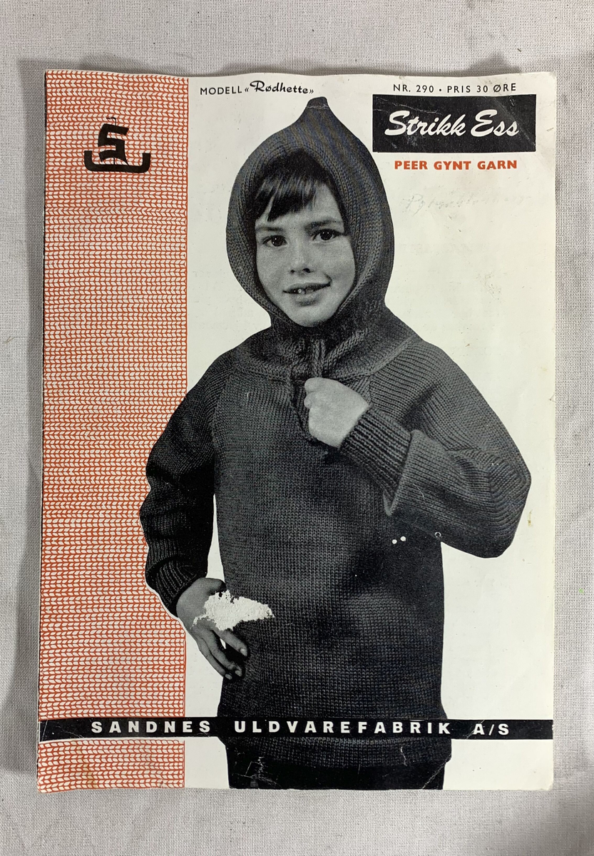Fem strikkeoppskrifter og bestillingskatalog. Disse inkluderer mønstre fra Sandnes Uldvarefabrik A/S, med titler som "Strikk Ess" og modeller som "Marius" og "Peer Gynt Garn." Hefte nr. 318, 271, og 328 er nevnt, og det ser ut som de dekker ulike strikkeprosjekter, inkludert strikk for barn og voksne. 
