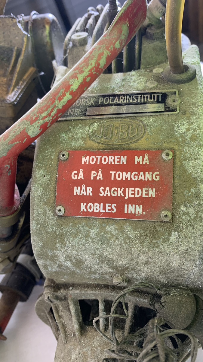 Denne gjenstanden består av en Jobu Junior Super motorsagmotor uten kjede og sverd til saga som indikerer at den ble brukt som en påhengsmotor eller motor til boring eller lignende. Denne motoren har vært brukt av Norsk Polarinstitutt i Ny-Ålesund på Svalbard. En tydelig advarselsplakett på motoren sier at "Motoren må gå på tomgang når sagkjeden kobles inn." Den er utstyrt med en forgasser fra AMAL Birmingham England. Gjenstanden er nummerert med serienummeret A58470 og patentnummer 31808 fra Jobu, Oslo, Norway.