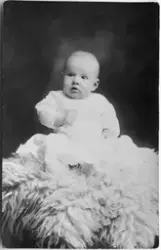 Vykort med porträtt av en liten baby. På baksidan står: "Mrs