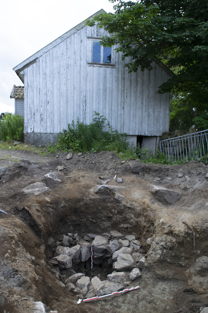 Brønn plan 2 med gamle hus i bakgrunn