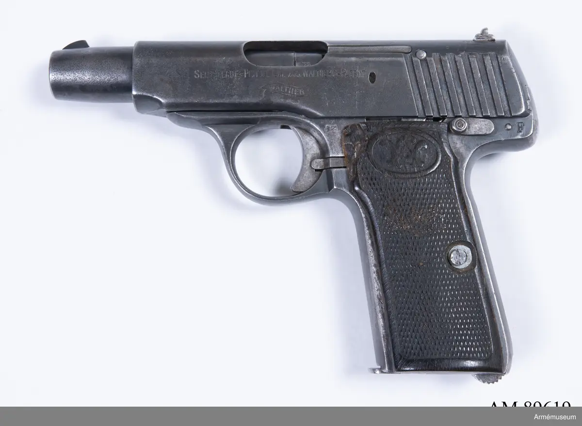 Pistol med tillhörande läderfodral.

Walther Model 4, Late Type 2. Modellen tillverkades cirka 1916-1919, där tillverkningsnumren spänner mellan 60 014 – 225 056.

Träbeslaget på pistolkolvens vänstra sida sitter något löst.