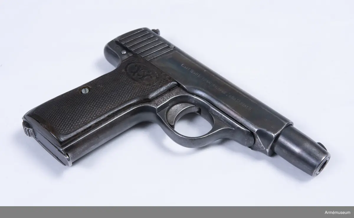 Pistol med tillhörande läderfodral.

Walther Model 4, Late Type 2. Modellen tillverkades cirka 1916-1919, där tillverkningsnumren spänner mellan 60 014 – 225 056.

Träbeslaget på pistolkolvens vänstra sida sitter något löst.