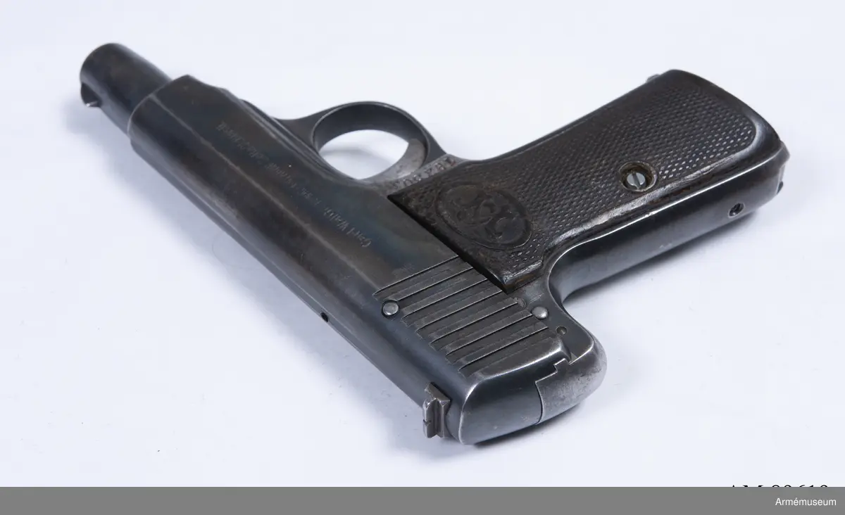 Pistol med tillhörande läderfodral.

Walther Model 4, Late Type 2. Modellen tillverkades cirka 1916-1919, där tillverkningsnumren spänner mellan 60 014 – 225 056.

Träbeslaget på pistolkolvens vänstra sida sitter något löst.