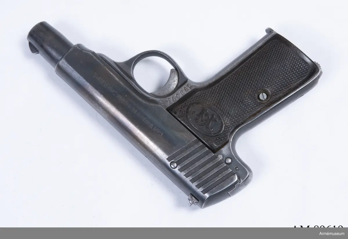 Pistol med tillhörande läderfodral.

Walther Model 4, Late Type 2. Modellen tillverkades cirka 1916-1919, där tillverkningsnumren spänner mellan 60 014 – 225 056.

Träbeslaget på pistolkolvens vänstra sida sitter något löst.