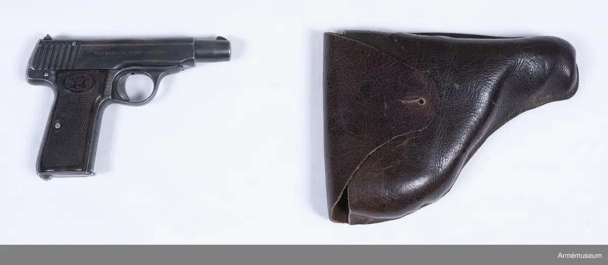 Pistol med tillhörande läderfodral.

Walther Model 4, Late Type 2. Modellen tillverkades cirka 1916-1919, där tillverkningsnumren spänner mellan 60 014 – 225 056.

Träbeslaget på pistolkolvens vänstra sida sitter något löst.