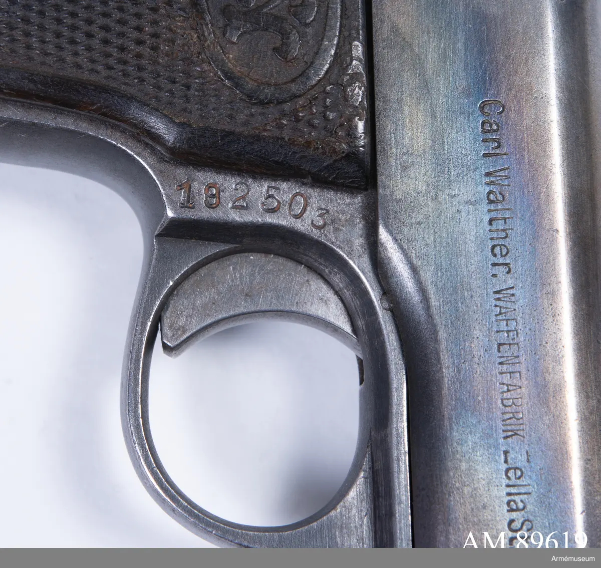 Pistol med tillhörande läderfodral.

Walther Model 4, Late Type 2. Modellen tillverkades cirka 1916-1919, där tillverkningsnumren spänner mellan 60 014 – 225 056.

Träbeslaget på pistolkolvens vänstra sida sitter något löst.