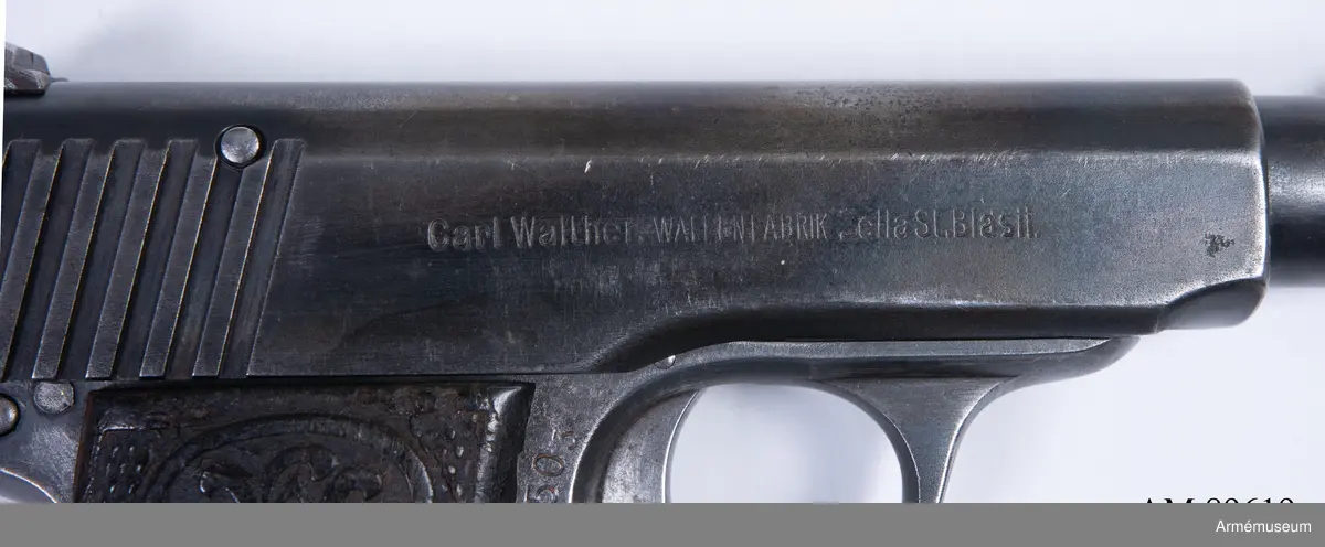 Pistol med tillhörande läderfodral.

Walther Model 4, Late Type 2. Modellen tillverkades cirka 1916-1919, där tillverkningsnumren spänner mellan 60 014 – 225 056.

Träbeslaget på pistolkolvens vänstra sida sitter något löst.