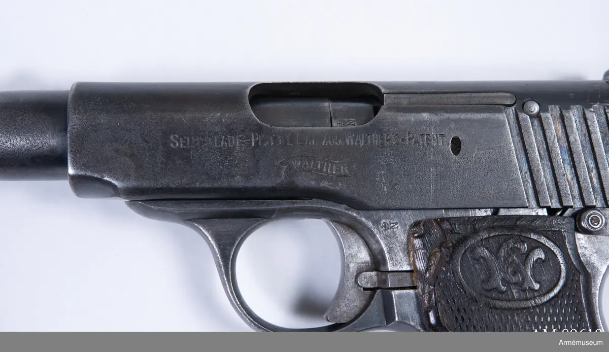 Pistol med tillhörande läderfodral.

Walther Model 4, Late Type 2. Modellen tillverkades cirka 1916-1919, där tillverkningsnumren spänner mellan 60 014 – 225 056.

Träbeslaget på pistolkolvens vänstra sida sitter något löst.