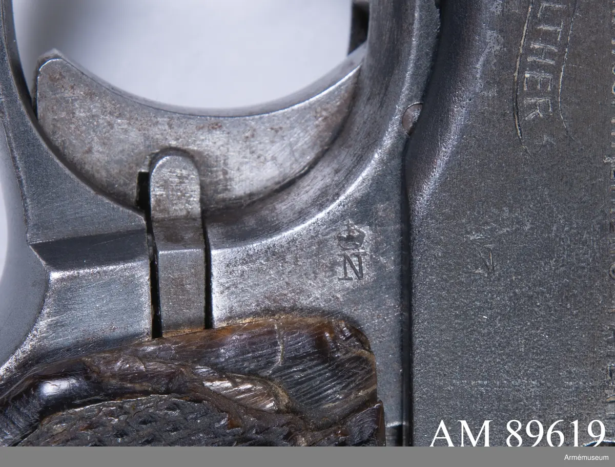 Pistol med tillhörande läderfodral.

Walther Model 4, Late Type 2. Modellen tillverkades cirka 1916-1919, där tillverkningsnumren spänner mellan 60 014 – 225 056.

Träbeslaget på pistolkolvens vänstra sida sitter något löst.