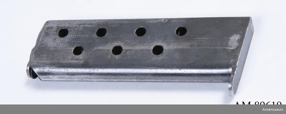 Pistol med tillhörande läderfodral.

Walther Model 4, Late Type 2. Modellen tillverkades cirka 1916-1919, där tillverkningsnumren spänner mellan 60 014 – 225 056.

Träbeslaget på pistolkolvens vänstra sida sitter något löst.