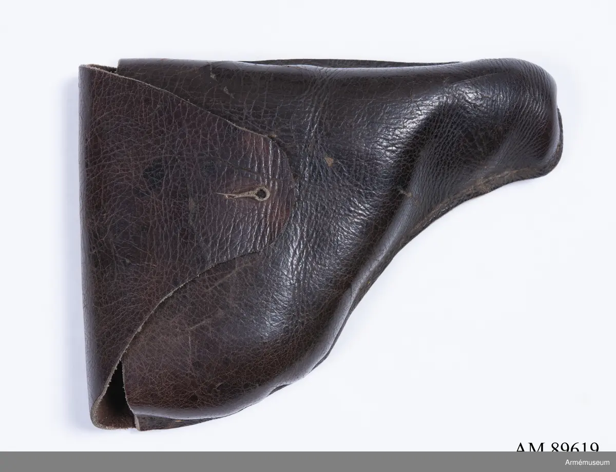 Pistol med tillhörande läderfodral.

Walther Model 4, Late Type 2. Modellen tillverkades cirka 1916-1919, där tillverkningsnumren spänner mellan 60 014 – 225 056.

Träbeslaget på pistolkolvens vänstra sida sitter något löst.