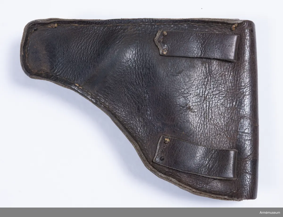 Pistol med tillhörande läderfodral.

Walther Model 4, Late Type 2. Modellen tillverkades cirka 1916-1919, där tillverkningsnumren spänner mellan 60 014 – 225 056.

Träbeslaget på pistolkolvens vänstra sida sitter något löst.