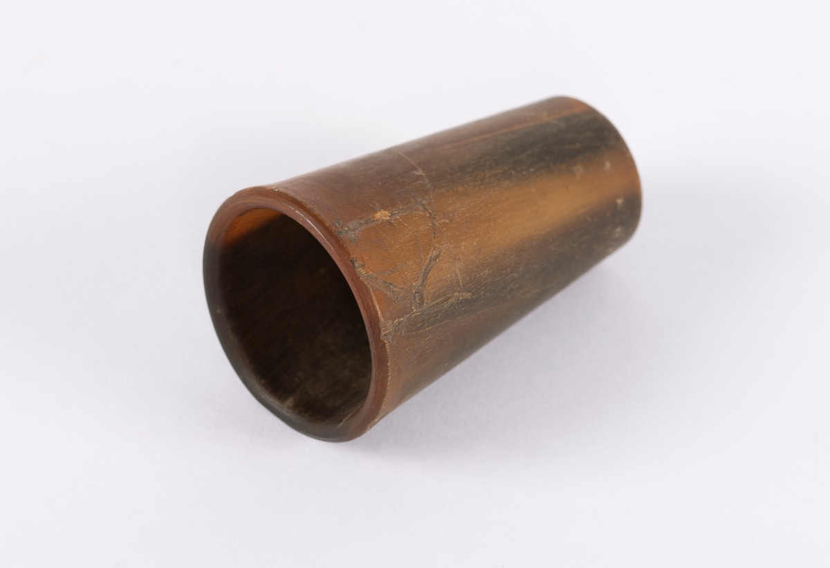 Del av et horn, konisk rundt. Brukt til stapping av pølser.