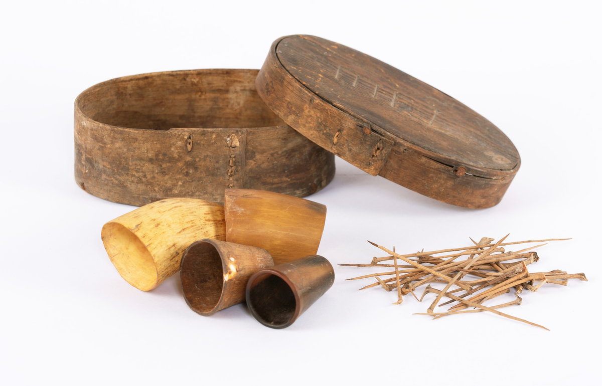 Del av et horn, konisk rundt. Brukt til stapping av pølser.