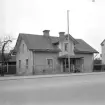 Utmed Nya Tanneforsvägen nära mötet med Sandgårdsgatan låg detta hus fram till kort efter fototillfället 1967.