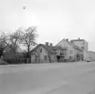 Parti av Nya Tanneforsvägen i Linköping. Närmast fastigheten Nya Tanneforsvägen 76 följd av den ännu bestående bebyggelsen utmed gatan. Foto 1967.