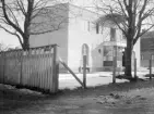 Vid överläkare Henrik Thams pension 1929 valde han och hans hustru Elisabet att lämna Tranås för ett fortsatt liv i Linköping. På dåvarande adressen Kapellgatan 3 lät makarna uppföra en modern villa med klara drag av funktionalism. För ritningarna hade de anlitat den uppburne arkitekten Lars Israel Wahlman (1870-1952).