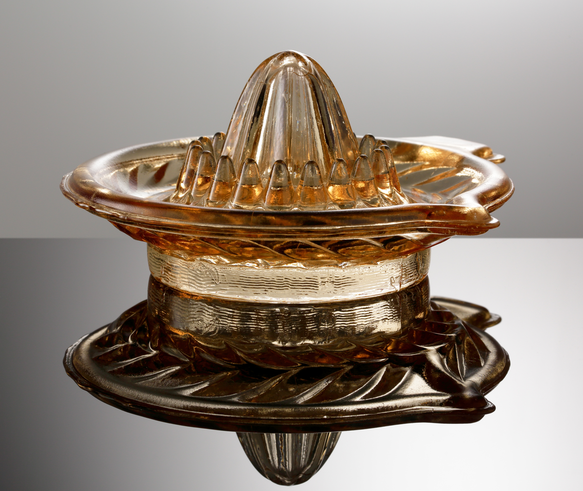 Citronpress.
Tillverkad på Sölvesborgs glasbruk (I=1896-1898, II=1914-1970).
Bladranka i relief på undersidan av brättet. Ojämn kant.
Svagt orangebrunt klarglas.

Inskrivet i huvudkatalogen 1974.