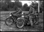 Två motorcyklister. Gösta Kropp, Hallstahammar.
Ur Gustaf Åhmans samling.