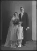 Grupporträtt - Brudpar. Lindman Hj. Kooperativa Handelsföreningen. Ur Gustaf Åhmans samling.