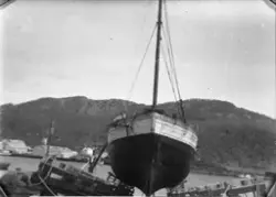 M/J "Synia" på slippen hos Danielsens båtbyggeri.