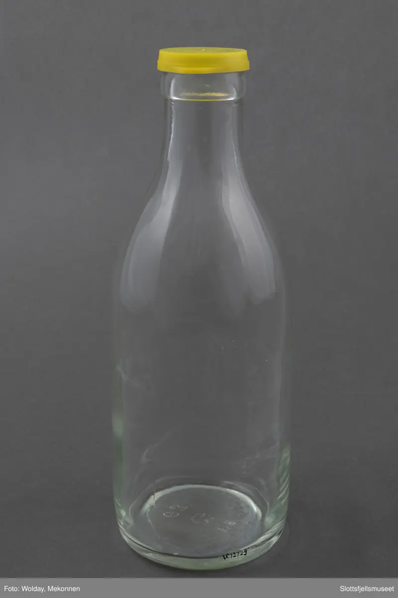 Melkeflaske med kork. Ufarget glass